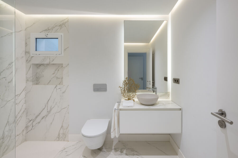 Los Granados 29 - Luxury Renovated Apartment Steps from the Beach in Nueva Andalucía