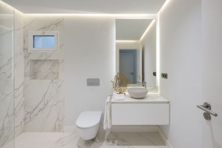 Apartment Los Granados - Luxury Renovated Apartment Steps from the Beach in Nueva Andalucía