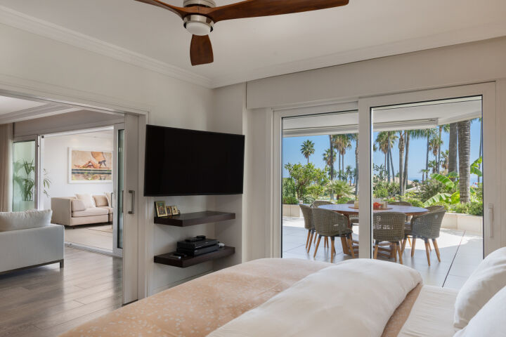 Apartment Los Granados - Luxury Renovated Apartment Steps from the Beach in Nueva Andalucía