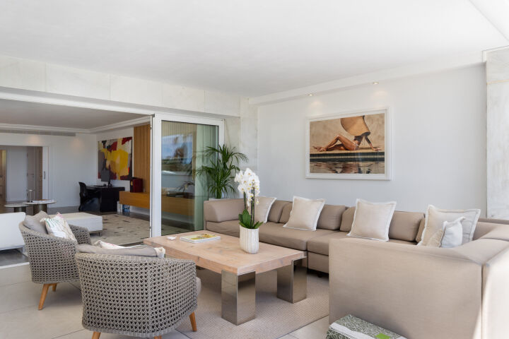 Apartment Los Granados - Luxury Renovated Apartment Steps from the Beach in Nueva Andalucía