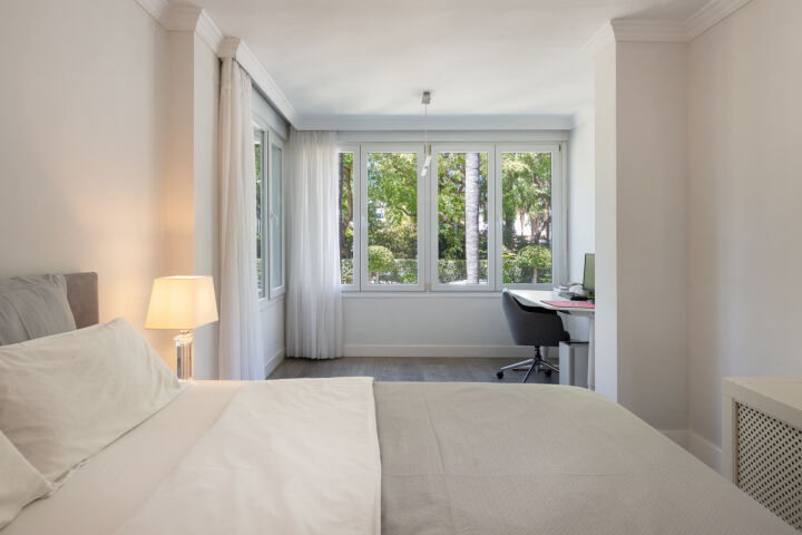 Apartment Los Granados - Luxury Renovated Apartment Steps from the Beach in Nueva Andalucía