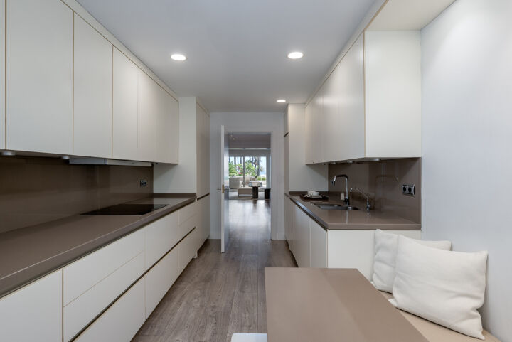Apartment Los Granados - Luxury Renovated Apartment Steps from the Beach in Nueva Andalucía
