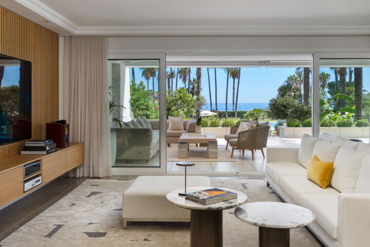 Apartment Los Granados - Luxury Renovated Apartment Steps from the Beach in Nueva Andalucía
