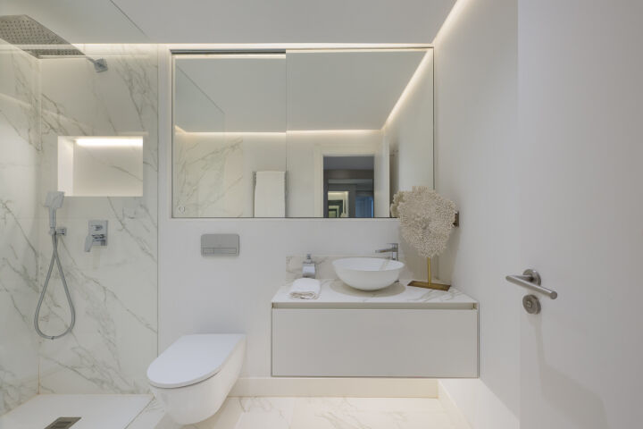 Apartment Los Granados - Luxury Renovated Apartment Steps from the Beach in Nueva Andalucía
