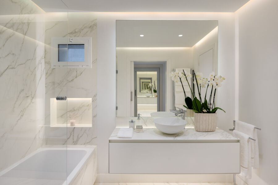 Los Granados 29 - Luxury Renovated Apartment Steps from the Beach in Nueva Andalucía