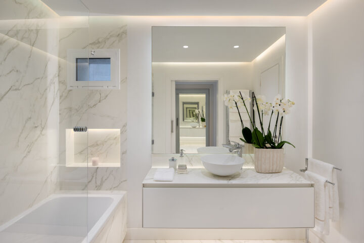 Apartment Los Granados - Luxury Renovated Apartment Steps from the Beach in Nueva Andalucía