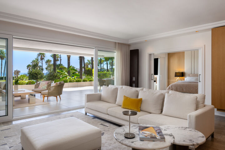 Apartment Los Granados - Luxury Renovated Apartment Steps from the Beach in Nueva Andalucía