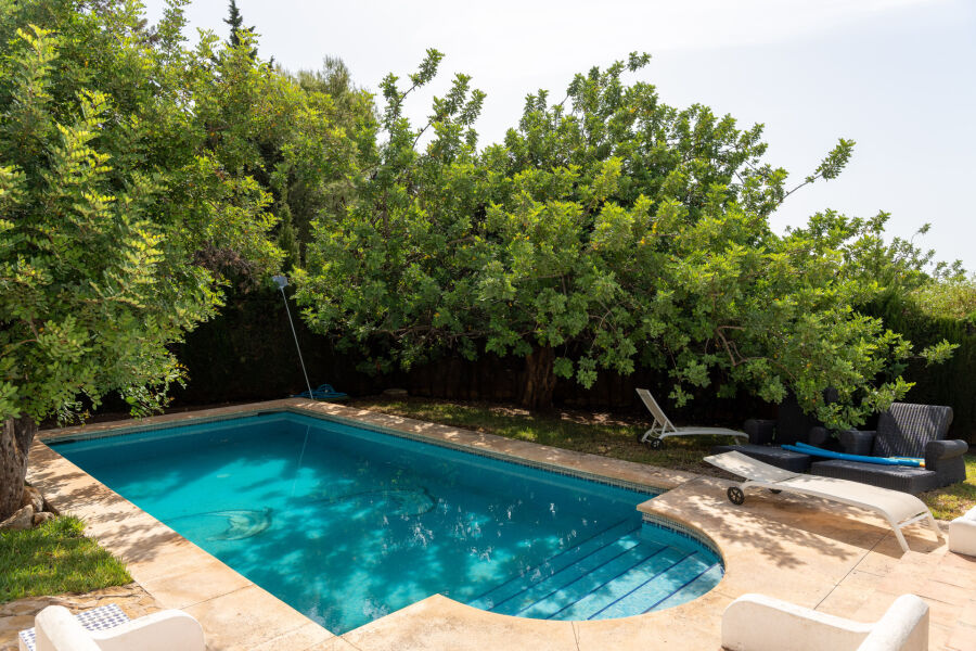 South-facing villa with great renovation potential in Cascada de Camoján, Marbella Golden Mile. - South-facing villa with great renovation potential in Cascada de Camoján, Marbella Golden Mile.
