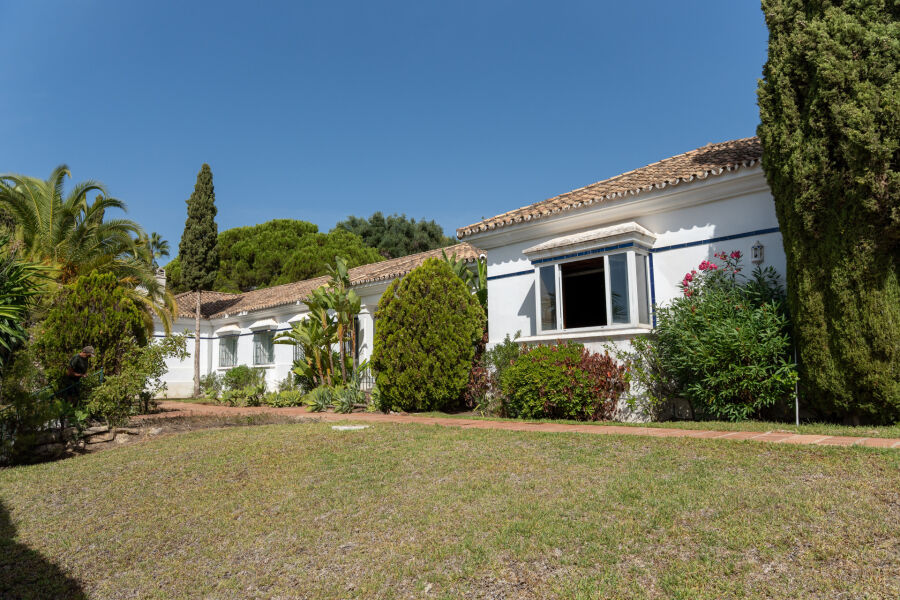 South-facing villa with great renovation potential in Cascada de Camoján, Marbella Golden Mile. - South-facing villa with great renovation potential in Cascada de Camoján, Marbella Golden Mile.