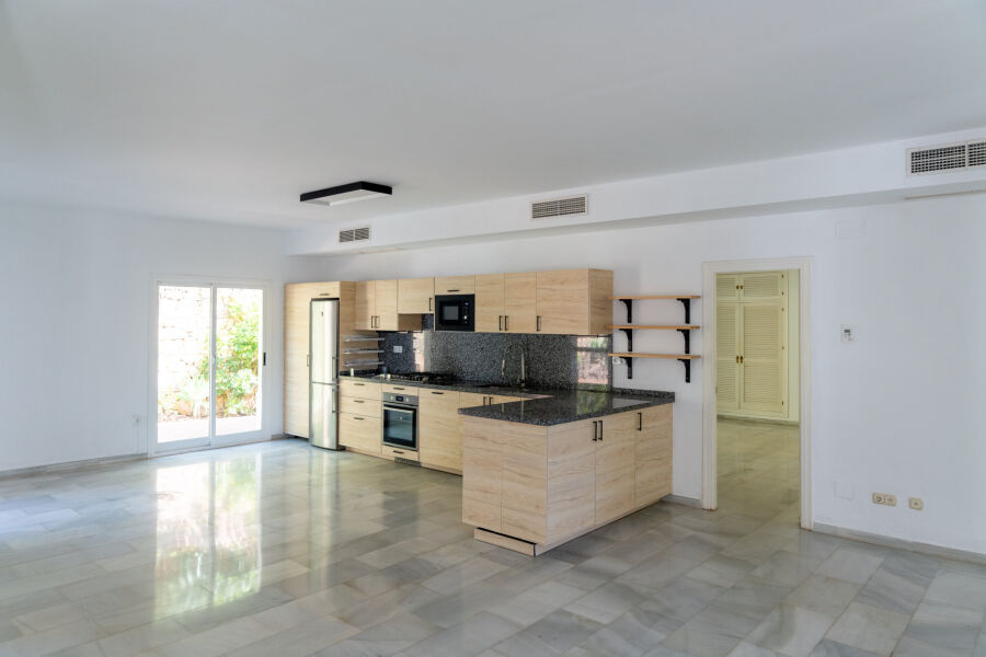 South-facing villa with great renovation potential in Cascada de Camoján, Marbella Golden Mile. - South-facing villa with great renovation potential in Cascada de Camoján, Marbella Golden Mile.