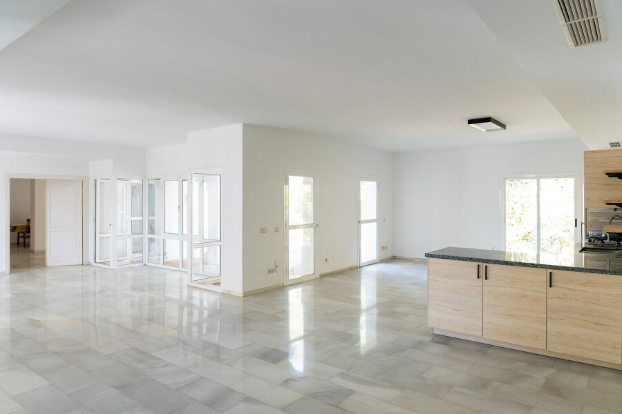 South-facing villa with great renovation potential in Cascada de Camoján, Marbella Golden Mile. - South-facing villa with great renovation potential in Cascada de Camoján, Marbella Golden Mile.