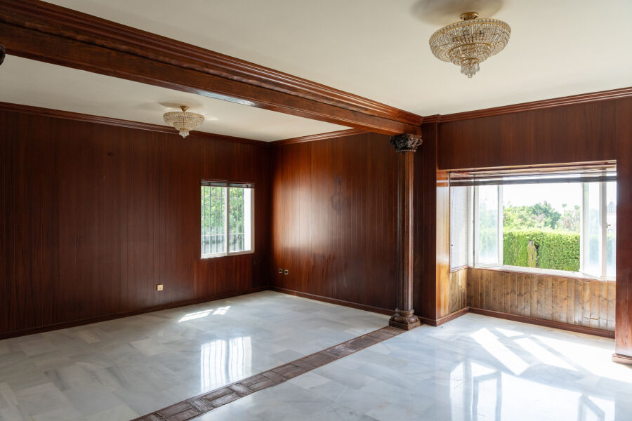 South-facing villa with great renovation potential in Cascada de Camoján, Marbella Golden Mile. - South-facing villa with great renovation potential in Cascada de Camoján, Marbella Golden Mile.