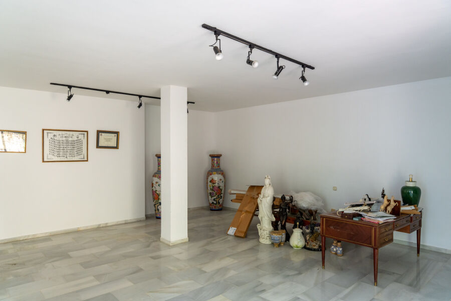 South-facing villa with great renovation potential in Cascada de Camoján, Marbella Golden Mile. - South-facing villa with great renovation potential in Cascada de Camoján, Marbella Golden Mile.