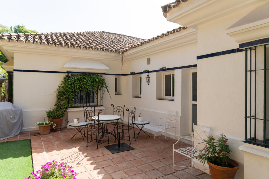 South-facing villa with great renovation potential in Cascada de Camoján, Marbella Golden Mile. - South-facing villa with great renovation potential in Cascada de Camoján, Marbella Golden Mile.