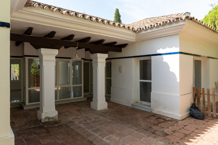 South-facing villa with great renovation potential in Cascada de Camoján, Marbella Golden Mile. - South-facing villa with great renovation potential in Cascada de Camoján, Marbella Golden Mile.