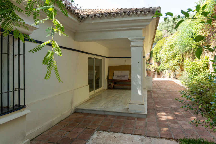 South-facing villa with great renovation potential in Cascada de Camoján, Marbella Golden Mile. - South-facing villa with great renovation potential in Cascada de Camoján, Marbella Golden Mile.