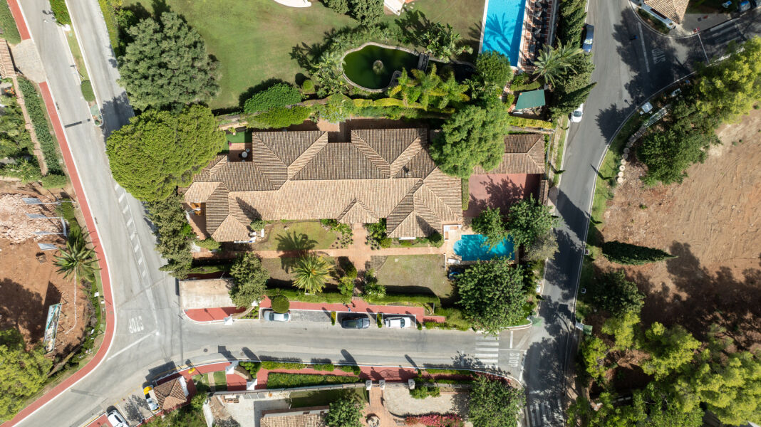 South-facing villa with great renovation potential in Cascada de Camoján, Marbella Golden Mile. - South-facing villa with great renovation potential in Cascada de Camoján, Marbella Golden Mile.