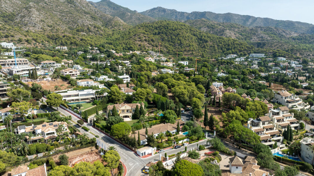 South-facing villa with great renovation potential in Cascada de Camoján, Marbella Golden Mile. - South-facing villa with great renovation potential in Cascada de Camoján, Marbella Golden Mile.