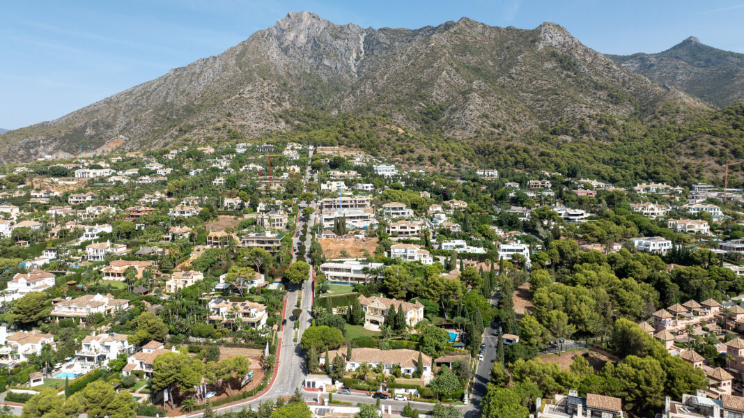 South-facing villa with great renovation potential in Cascada de Camoján, Marbella Golden Mile. - South-facing villa with great renovation potential in Cascada de Camoján, Marbella Golden Mile.