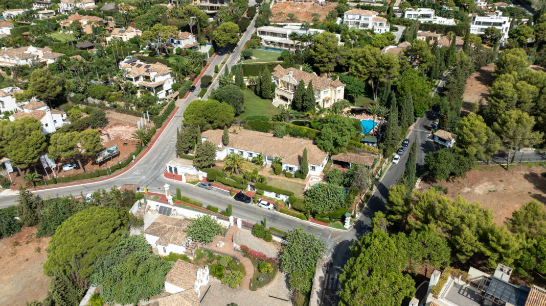 South-facing villa with great renovation potential in Cascada de Camoján, Marbella Golden Mile. - South-facing villa with great renovation potential in Cascada de Camoján, Marbella Golden Mile.