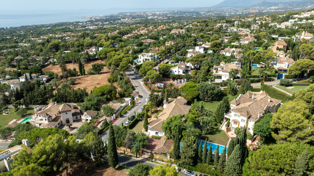 South-facing villa with great renovation potential in Cascada de Camoján, Marbella Golden Mile. - South-facing villa with great renovation potential in Cascada de Camoján, Marbella Golden Mile.