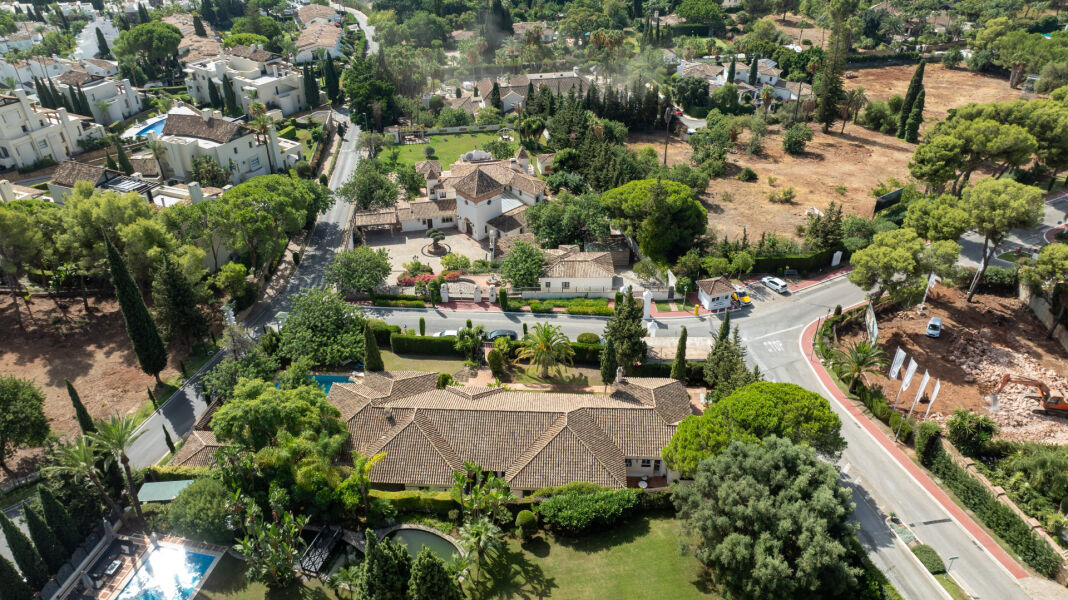 South-facing villa with great renovation potential in Cascada de Camoján, Marbella Golden Mile. - South-facing villa with great renovation potential in Cascada de Camoján, Marbella Golden Mile.
