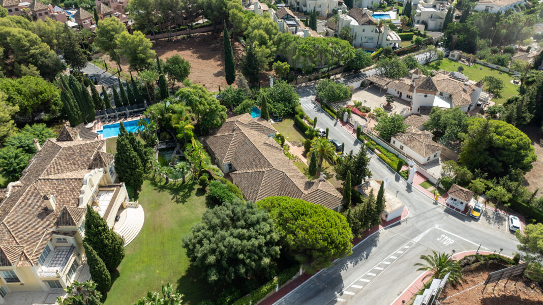 South-facing villa with great renovation potential in Cascada de Camoján, Marbella Golden Mile. - South-facing villa with great renovation potential in Cascada de Camoján, Marbella Golden Mile.
