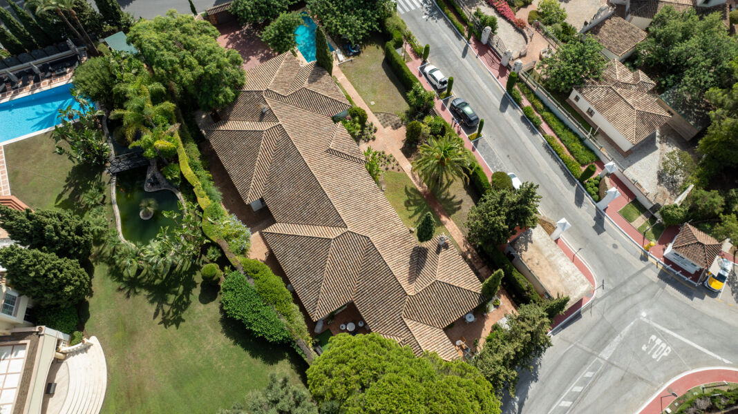 South-facing villa with great renovation potential in Cascada de Camoján, Marbella Golden Mile. - South-facing villa with great renovation potential in Cascada de Camoján, Marbella Golden Mile.