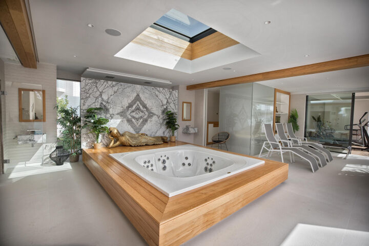 La Casa Blanca - Exceptional Modern Mansion with Guest House in the New Golden Mile