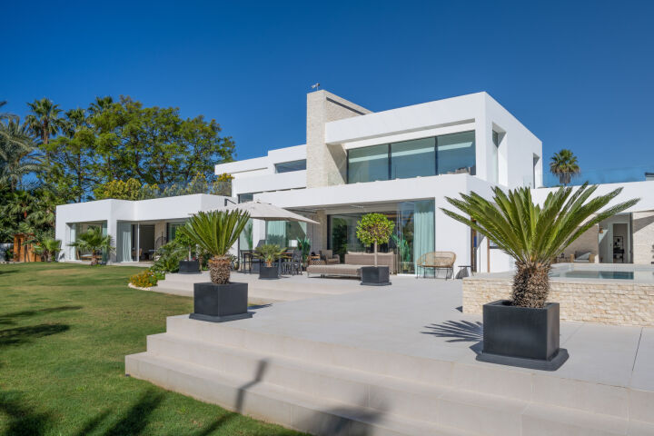 La Casa Blanca - Exceptional Modern Mansion with Guest House in the New Golden Mile