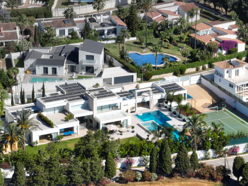 La Casa Blanca - Exceptional Modern Mansion with Guest House in the New Golden Mile
