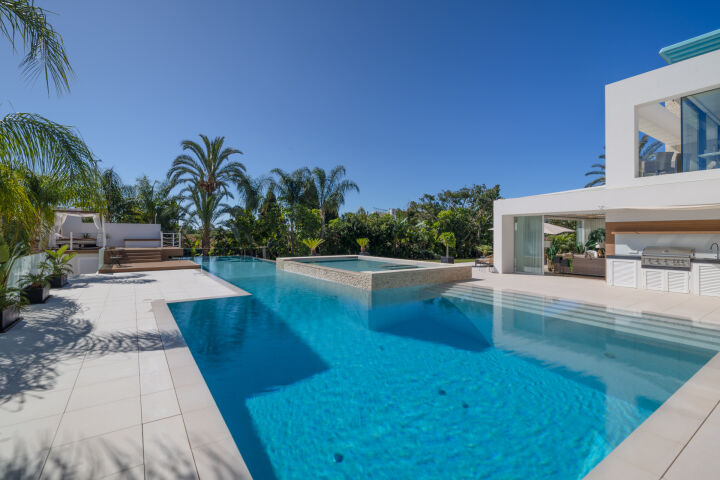 La Casa Blanca - Exceptional Modern Mansion with Guest House in the New Golden Mile