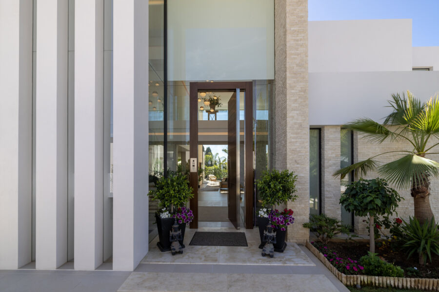 La Casa Blanca - Exceptional Modern Mansion with Guest House in the New Golden Mile