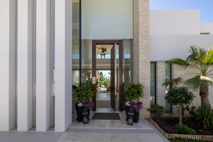 La Casa Blanca - Exceptional Modern Mansion with Guest House in the New Golden Mile