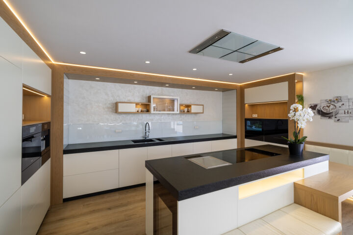 La Casa Blanca - Exceptional Modern Mansion with Guest House in the New Golden Mile