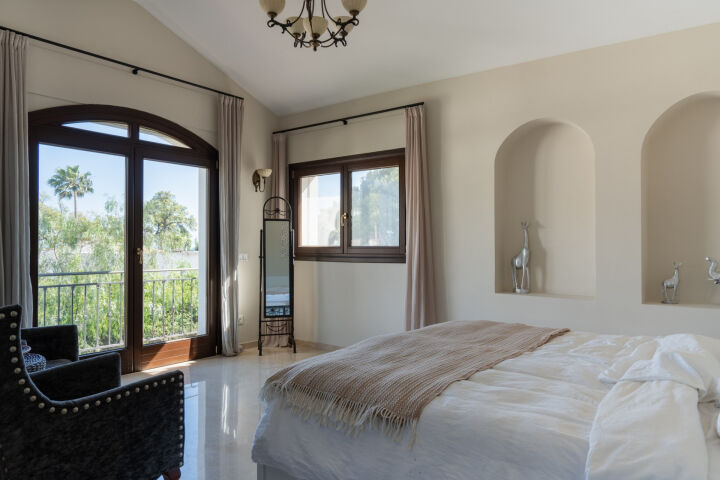 Villa Ariza - Andalusian-Style Villa with Sea Views in El Rosario, Marbella East