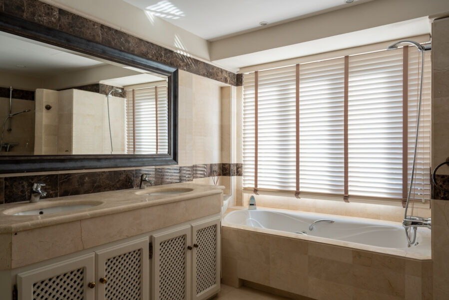 Villa Ariza - Andalusian-Style Villa with Sea Views in El Rosario, Marbella East