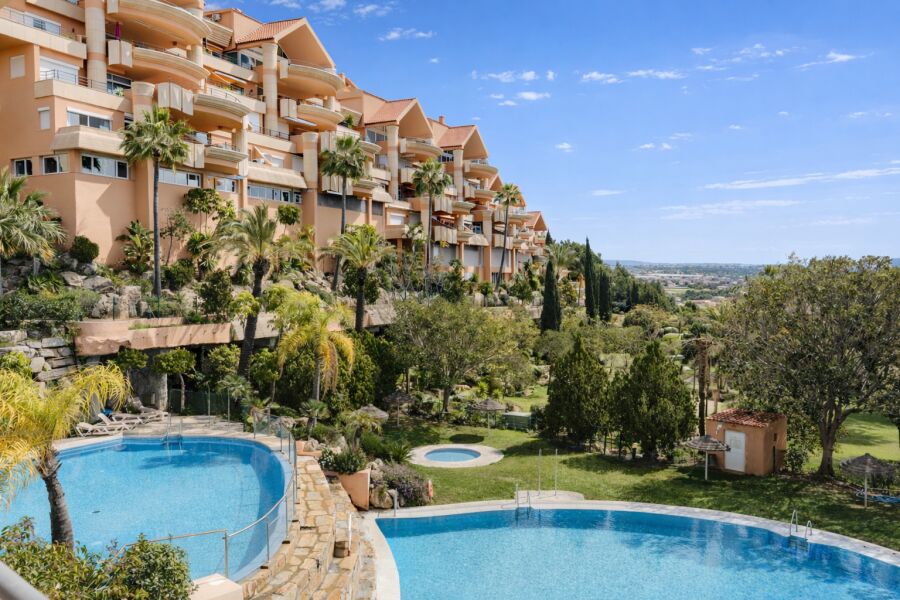 Magna 188 - Newly Renovated Frontline Golf Apartment in Magna Marbella