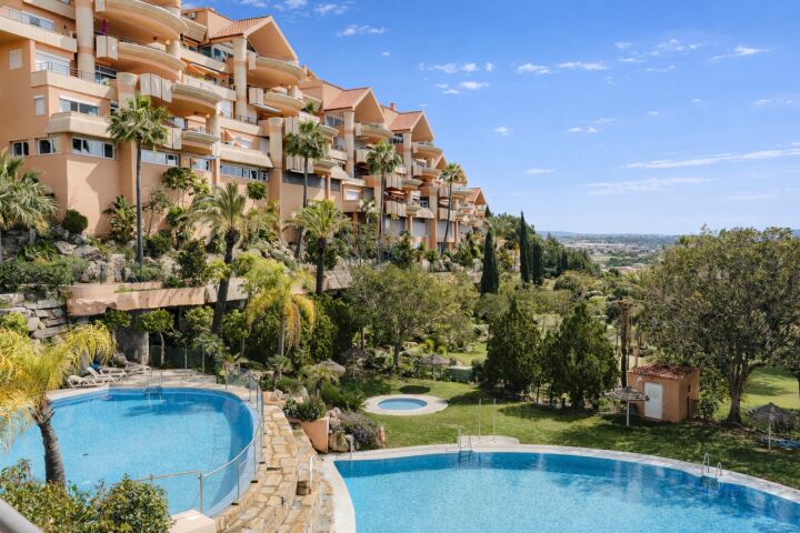 Magna 188 - Newly Renovated Frontline Golf Apartment in Magna Marbella