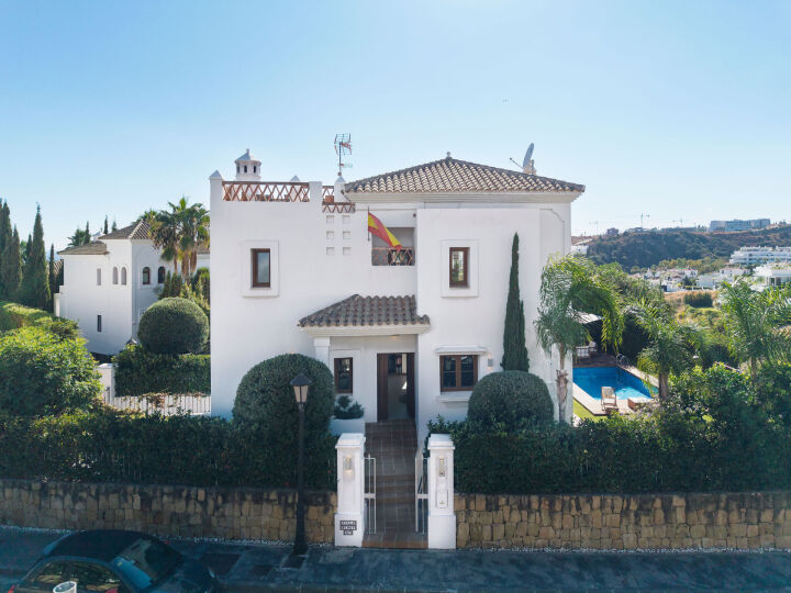 Villa Pinot - A Contemporary Gem in Estepona East
