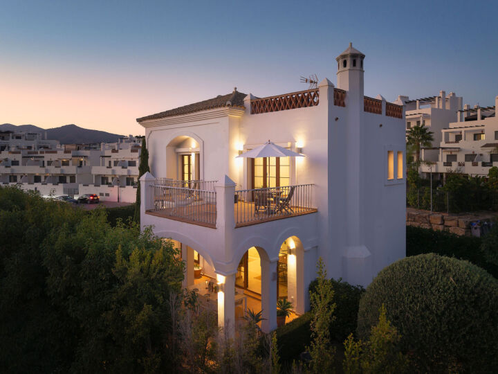 Villa Pinot - A Contemporary Gem in Estepona East
