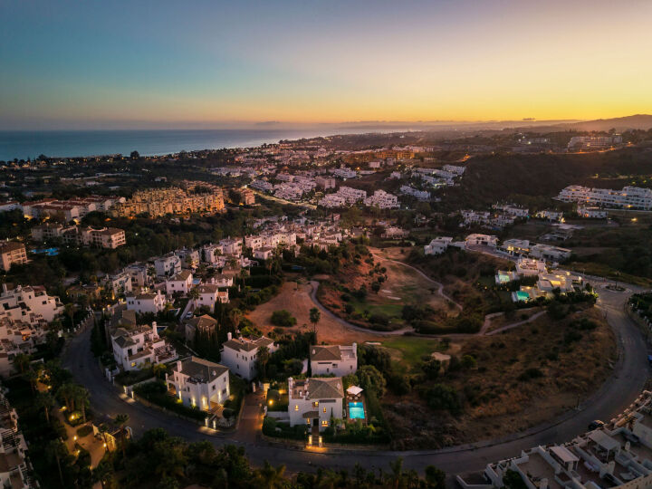 Villa Pinot - A Contemporary Gem in Estepona East