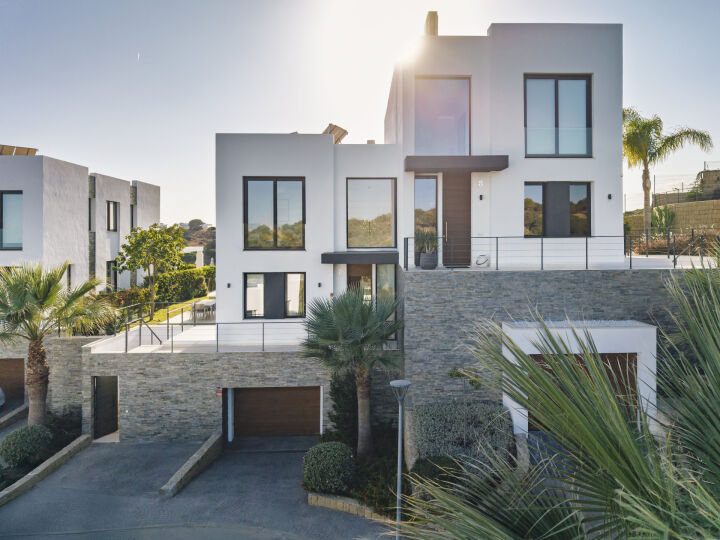 Casa Estrella - 5-Bedroom Villa in a Secure Gated Community in Marbella East