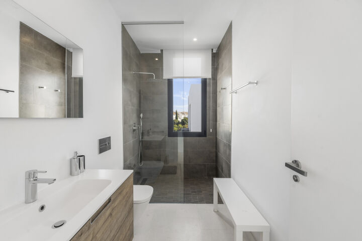 Casa Estrella - 5-Bedroom Villa in a Secure Gated Community in Marbella East
