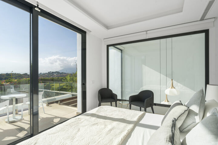 Casa Estrella - 5-Bedroom Villa in a Secure Gated Community in Marbella East