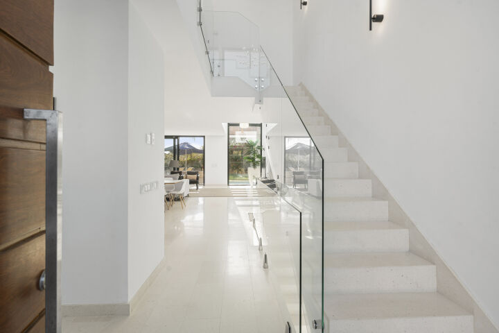 Casa Estrella - 5-Bedroom Villa in a Secure Gated Community in Marbella East