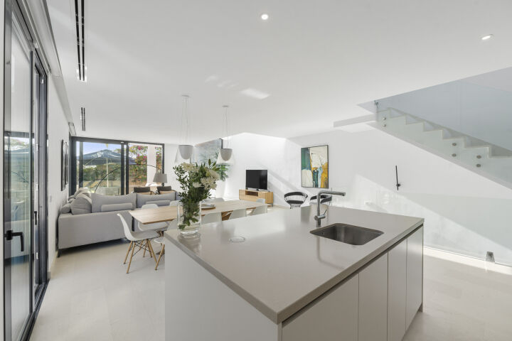 Casa Estrella - 5-Bedroom Villa in a Secure Gated Community in Marbella East
