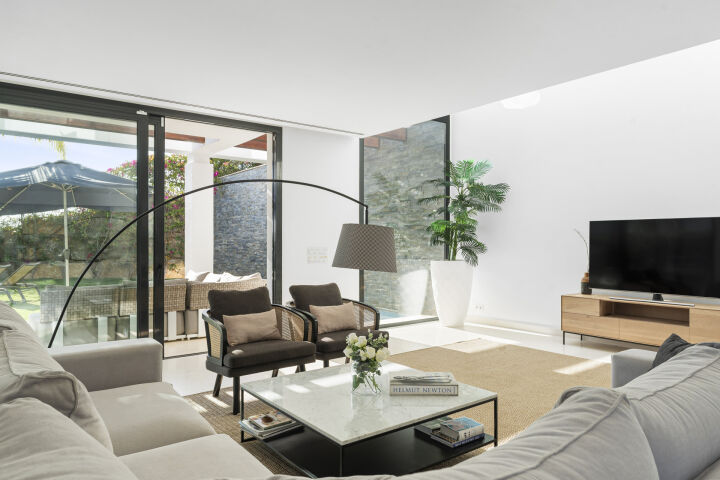 Casa Estrella - 5-Bedroom Villa in a Secure Gated Community in Marbella East