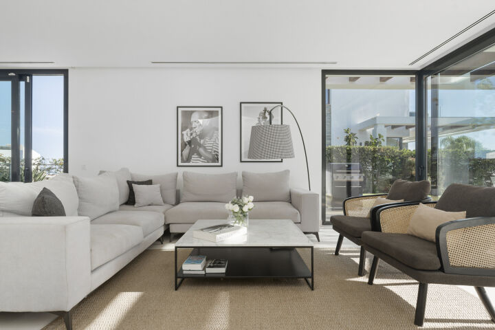 Casa Estrella - 5-Bedroom Villa in a Secure Gated Community in Marbella East