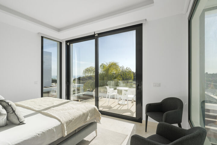 Casa Estrella - 5-Bedroom Villa in a Secure Gated Community in Marbella East
